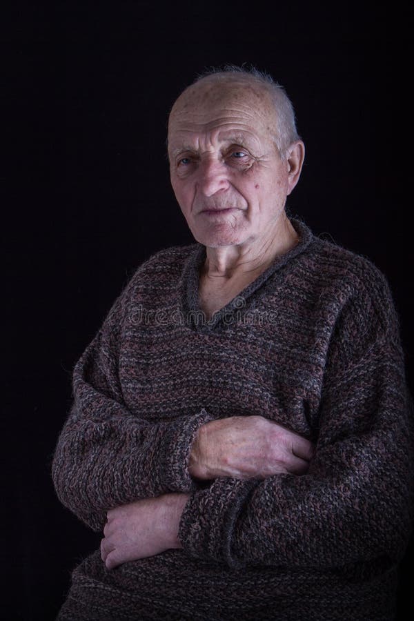 Pracowniany portret stary cz?owiek w brutalnym pulowerze na czarnym tle, selekcyjna ostro?? zdjęcie stock Pracowniany portret stary cz?owiek w brutalnym pulowerze na czarnym tle, selekcyjna ostro?? zdjęcie stock