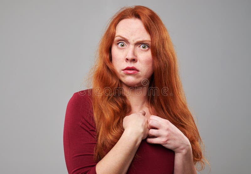 Pracowniany portret zniechęcona kobieta z czerwonym włosy zdjęcie stock