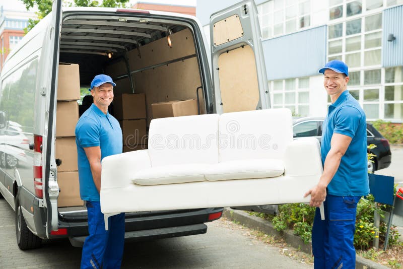 Pracownicy Stawia meble I pudełka W ciężarówce