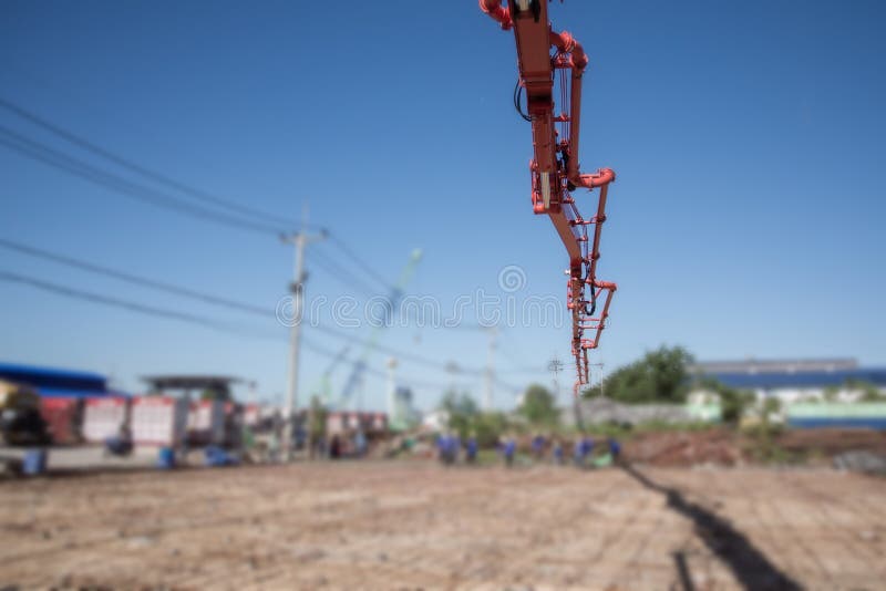 Pracownicy używa drewnianą szpachelkę dla cementu po tym jak Nalewający mieszającego beton umieszczać huku i betonowej pompy zdjęcie stock Pracownicy używa drewnianą szpachelkę dla cementu po tym jak Nalewający mieszającego beton umieszczać huku i betonowej pompy zdjęcie stock