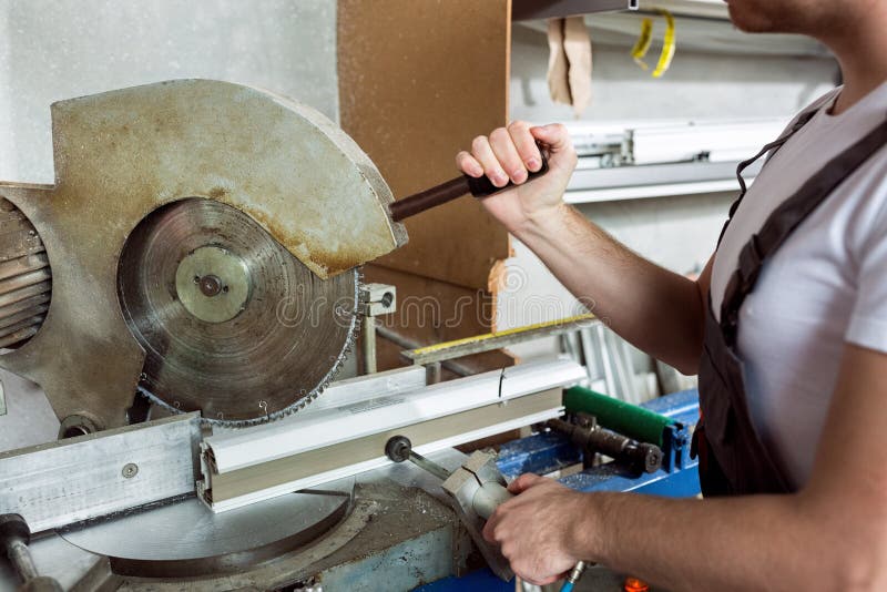 Pracownik ciie PVC profil z kółkowym saw obrazy stock Pracownik ciie PVC profil z kółkowym saw obrazy stock