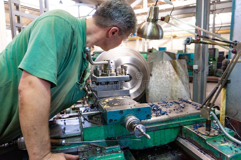 Pracownik mężczyzna, robi machinalnym akcjom maszynowa kontrola Obracać pracę w produkci