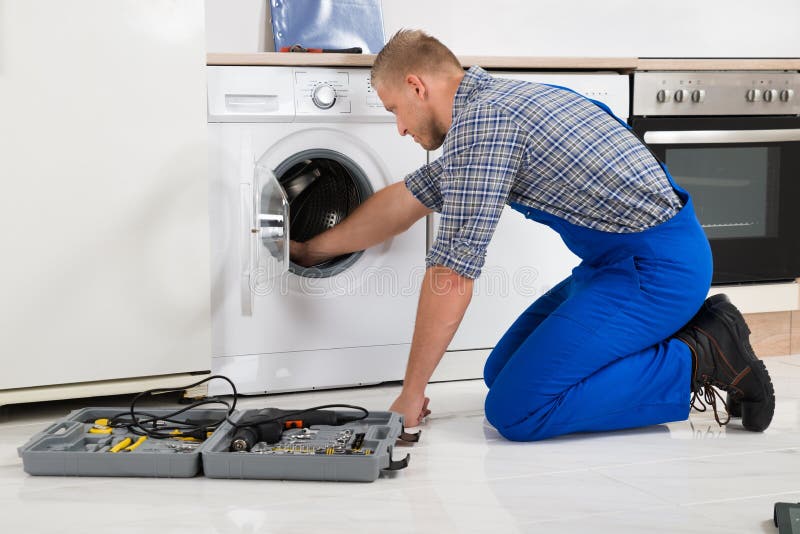 Pracownik Z Toolbox naprawiania pralką zdjęcia stock