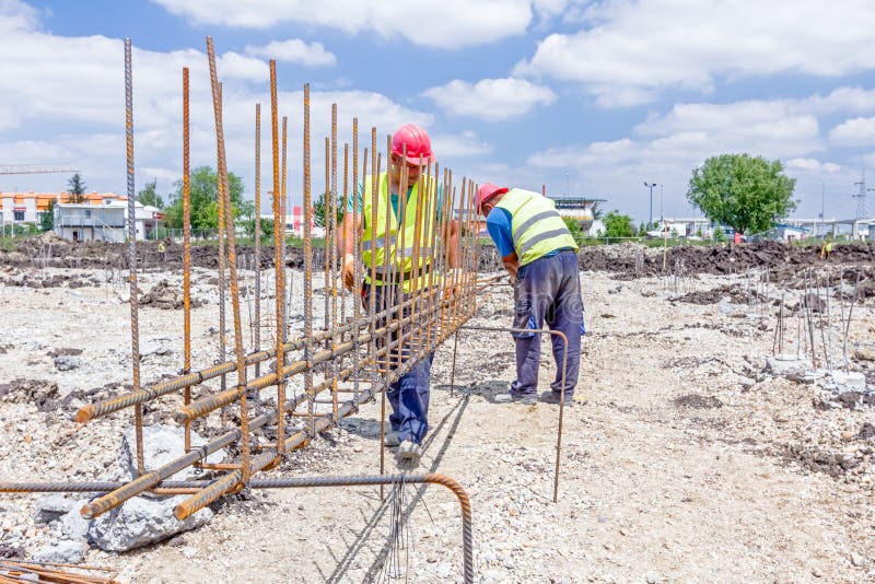 Pracownika budowlanego wiążący rebar dla wzmacnia betonową kolumnę zdjęcie stock Pracownika budowlanego wiążący rebar dla wzmacnia betonową kolumnę zdjęcie stock