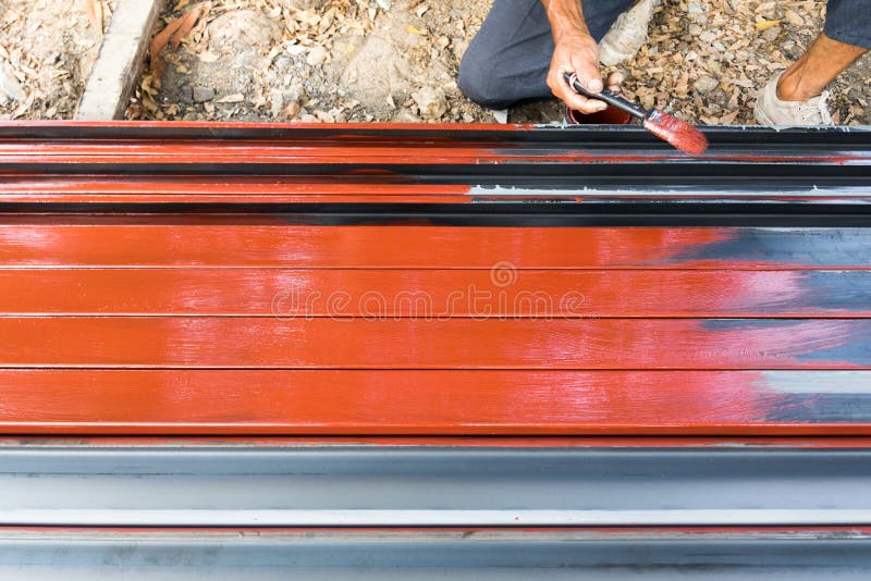 Pracownika malowa? rustproof na stalowych s?upach dla budowy obrazy stock Pracownika malowa? rustproof na stalowych s?upach dla budowy obrazy stock