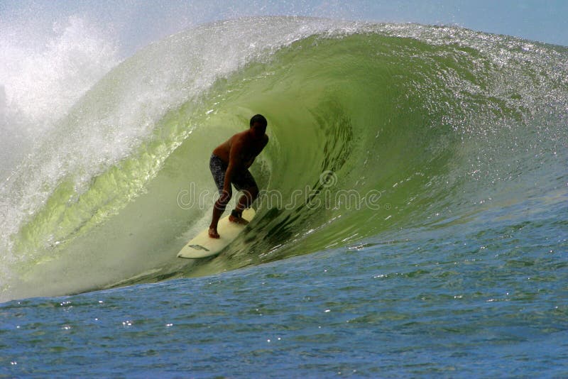 Practicar surf el tubo en Hawaii imágenes de archivo libres de regalías Practicar surf el tubo en Hawaii imágenes de archivo libres de regalías
