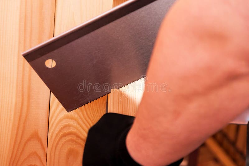Pracuje na naprawie domowy odświeżanie lub budowie Używa zobaczył, prac rękawiczki Pojęcie dla DIY miejsce pracy bezpieczeństwa fotografia royalty free Pracuje na naprawie domowy odświeżanie lub budowie Używa zobaczył, prac rękawiczki Pojęcie dla DIY miejsce pracy bezpieczeństwa fotografia royalty free
