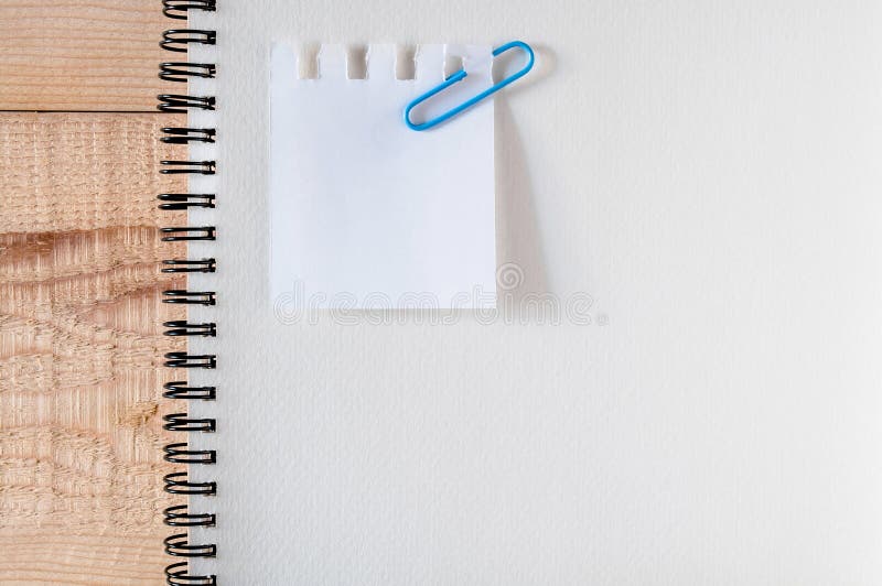 Pracuje przestrzeń, notepaper, nakreślenie książka z klamerkami tapetuje, materiały na drewnianym stole lista robi mię, Stosowny fotografia stock Pracuje przestrzeń, notepaper, nakreślenie książka z klamerkami tapetuje, materiały na drewnianym stole lista robi mię, Stosowny fotografia stock