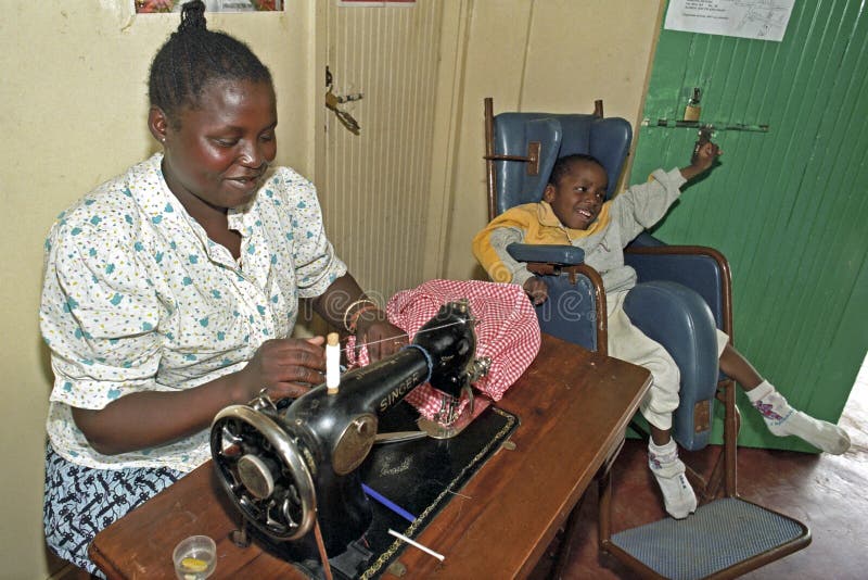 Pracująca Kenijska kobieta z niepełnosprawnym dzieckiem, Nairobia