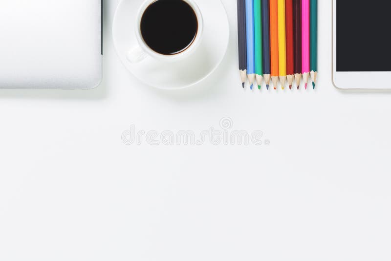 Pracujący biały desktop z przedmiotami fotografia stock