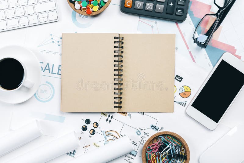 Pracujący biały desktop z rzeczami obrazy stock