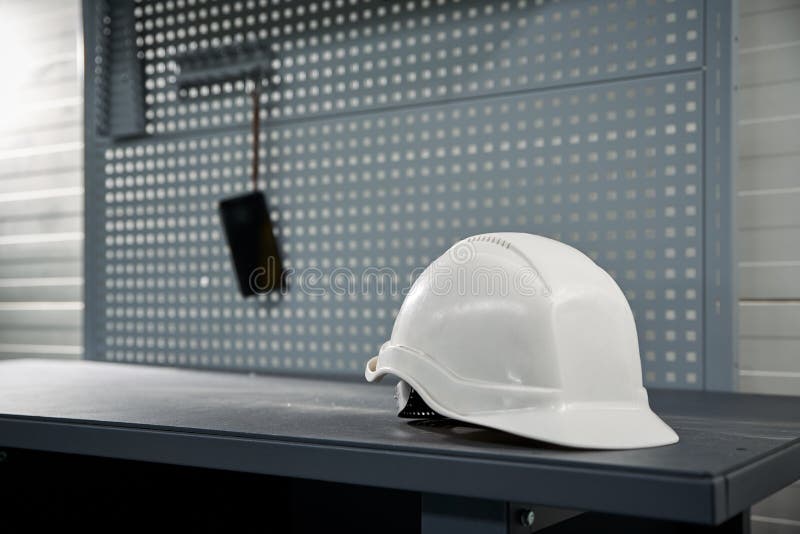 Pracujący biały kask bezpieczeństwa i telefon komórkowy w produkcji fotografia stock