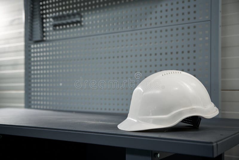 Pracujący biały kask bezpieczeństwa w produkcji fotografia stock