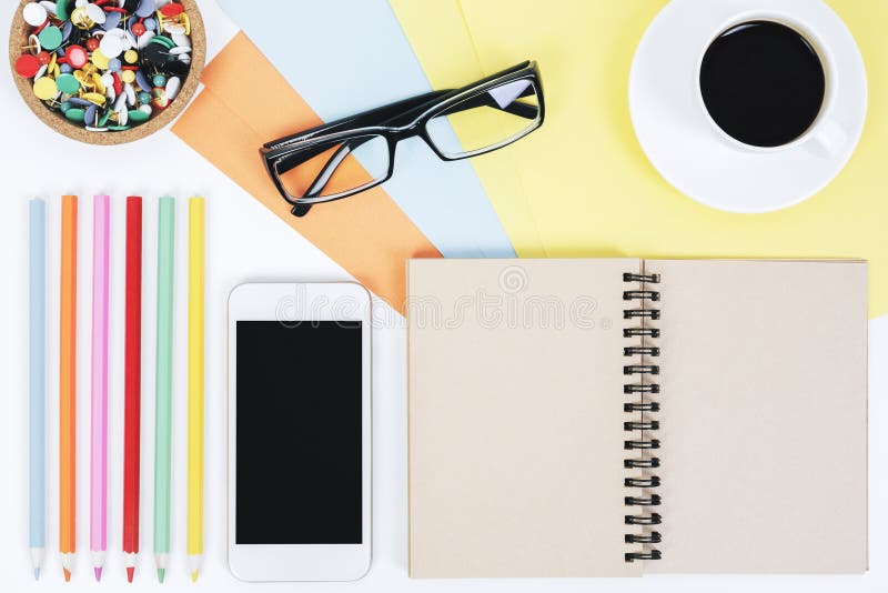 Pracujący biały tabletop z rzeczami fotografia stock
