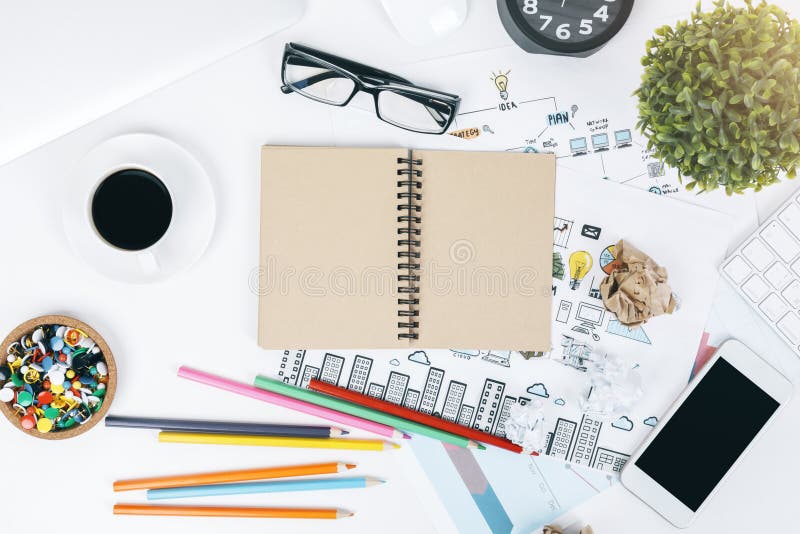 Pracujący biały workspace z rzeczami fotografia stock