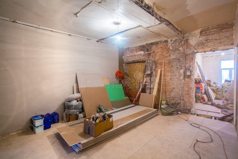Pracujący proces instalować metal ramy dla plasterboard dla robić gipsowym ścianom w mieszkaniu jest unde - drywall - obraz royalty free Pracujący proces instalować metal ramy dla plasterboard dla robić gipsowym ścianom w mieszkaniu jest unde - drywall - obraz royalty free