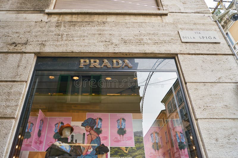 MEDIOLAN, WŁOCHY - OKOŁO LISTOPAD, 2017: pokazu okno przy Prada sklepem w Mediolan akcesoria gdy moda zakładał towarowych kapelusze włoskiego etykietki skóry bagażu luksusowi Mario mężczyzna p ludzie prada przygotowywający nawiązywać do s kują niektóre specjalizowania statusu symbol target1235_0_ kobiety P A jest Włoski luksusowy moda dom