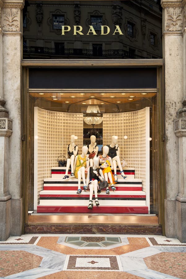 Prada entreposé à Milan image libre de droits Prada entreposé à Milan image libre de droits
