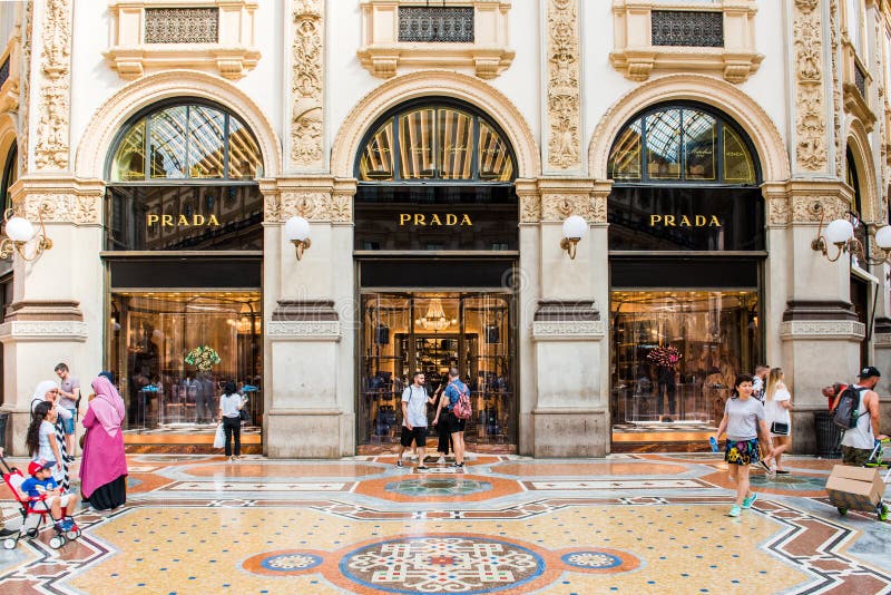 Prada Store Em Venice. Calle Da Moda E Das Compras Na Rua Grande Xii Marzo  Foto de Stock Editorial - Imagem de veneza, famoso: 203245178