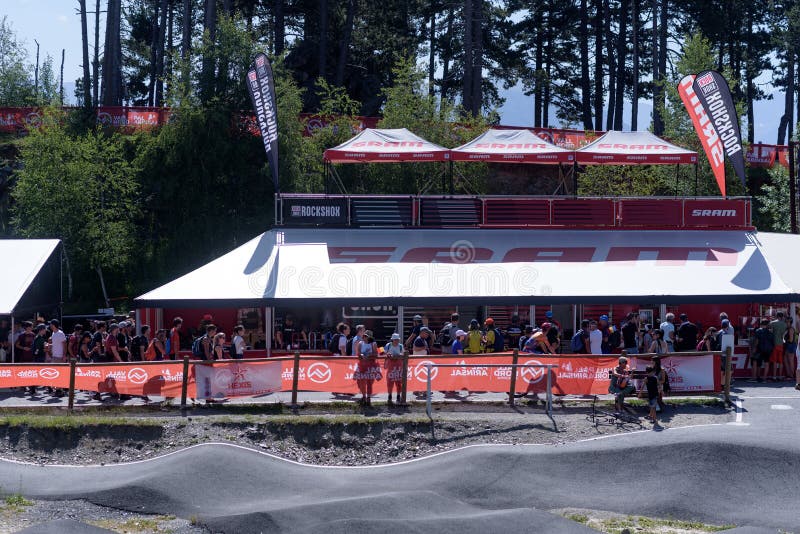 Prado no CAMPEONATO DO MUNDO 2019 de MERCEDES-BENZ UCI MTB - DHI Vallnord, Andorra em julho de 2019 fotografia de stock royalty free Prado no CAMPEONATO DO MUNDO 2019 de MERCEDES-BENZ UCI MTB - DHI Vallnord, Andorra em julho de 2019 fotografia de stock royalty free