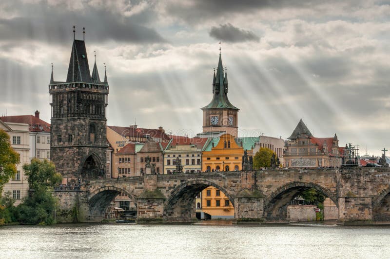 Prag- - Charles-Brücke, Tschechische Republik Szenische Ansicht von die Moldau-Fluss lizenzfreie stockfotografie Prag- - Charles-Brücke, Tschechische Republik Szenische Ansicht von die Moldau-Fluss lizenzfreie stockfotografie