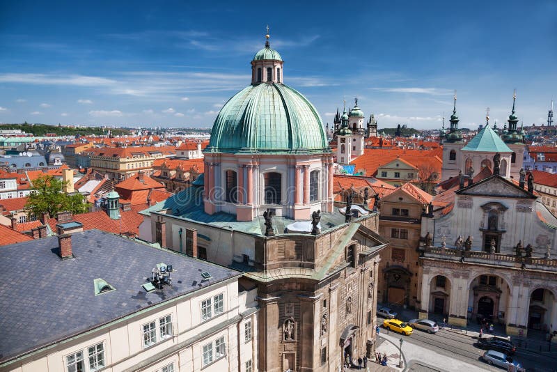 Prag Mit Kirchen in Der Tschechischen Republik Stockfoto Bild von