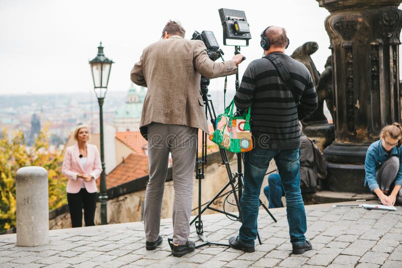 Prag, am 28. Oktober 2017: Team von Betreibern und Journalisten schießen Bericht nahe bei dem Prag-Schloss