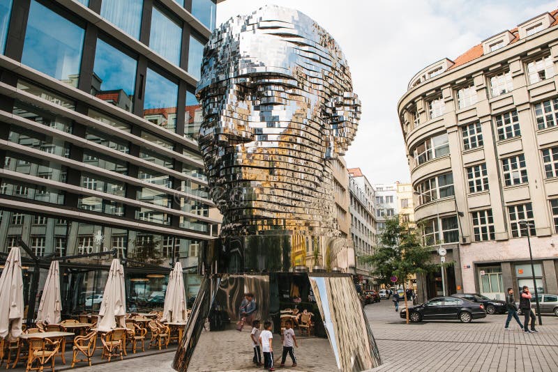 Prag, am 23. September 2017: Die Skulptur von Franz Kafka steht nahe dem Einkaufszentrum, das Quadrio über der Metro genannt wird stockbild Prag, am 23. September 2017: Die Skulptur von Franz Kafka steht nahe dem Einkaufszentrum, das Quadrio über der Metro genannt wird stockbild