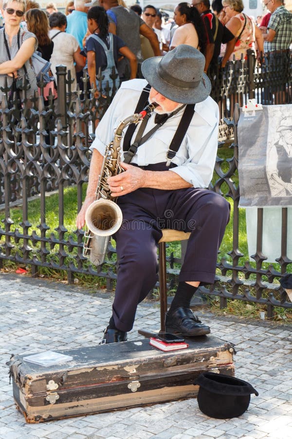 PRAG - TSCHECHISCHE REPUBLIK, AM 14. AUGUST: Alter Mann, der Saxophon in einer Straße, am 14. August 2017 spielt stockfoto PRAG - TSCHECHISCHE REPUBLIK, AM 14. AUGUST: Alter Mann, der Saxophon in einer Straße, am 14. August 2017 spielt stockfoto