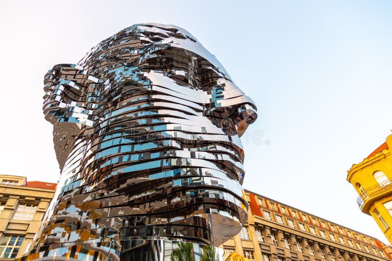 PRAG, TSCHECHISCHE REPUBLIK - 17. AUGUST 2018: Statue von Franz Kafka Glattes Metallmechanische Skulptur von berühmtem Tschechen