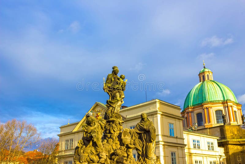 Prag, Tschechische Republik - 31. Dezember 2017: Statuen von Madonna und von Bernhardiner lizenzfreie stockfotografie Prag, Tschechische Republik - 31. Dezember 2017: Statuen von Madonna und von Bernhardiner lizenzfreie stockfotografie