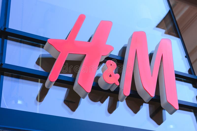 PRAG, TSCHECHISCHE REPUBLIK - MAI 2017: schließen Sie herauf Schuss von H&M-Logo H u. M Hennes u. Mauritz AB ist eine schwedische lizenzfreie stockbilder PRAG, TSCHECHISCHE REPUBLIK - MAI 2017: schließen Sie herauf Schuss von H&M-Logo H u. M Hennes u. Mauritz AB ist eine schwedische lizenzfreie stockbilder