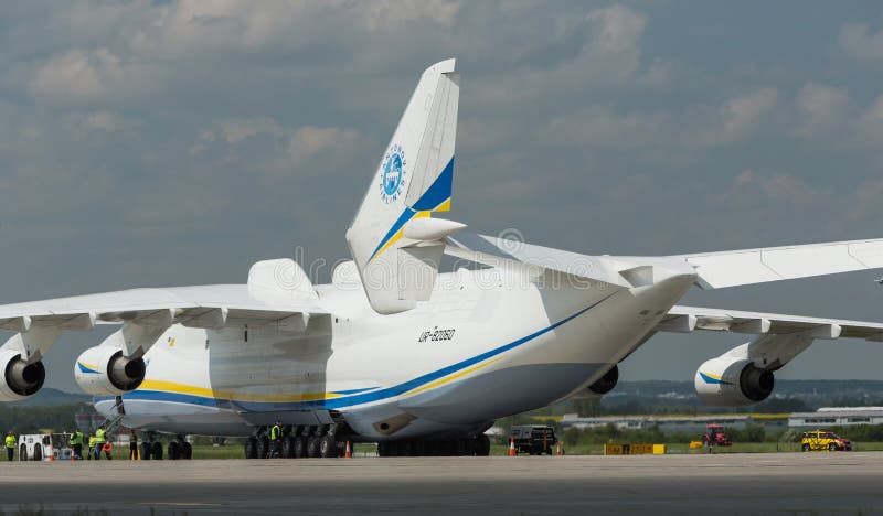 PRAGA, CZE - MAJ 10: Antonov 225 samolot na Lotniskowym Vaclava Havla w Praga, Maj 10, 2016 PRAGA, republika czech Ja jest duży