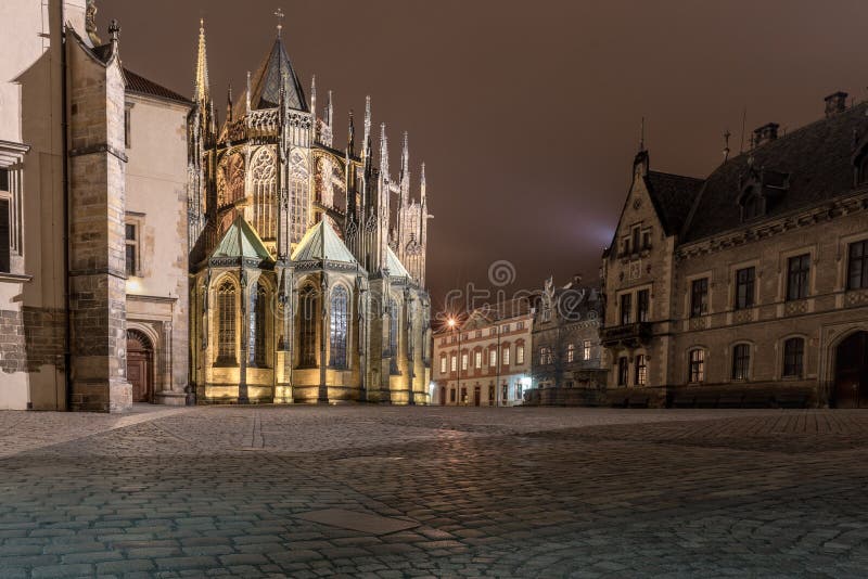 PRAGA, czech - MARZEC 12, 2016: Noc i St Vitus katedra długo ekspozycji czeski Prague obrazy stock PRAGA, czech - MARZEC 12, 2016: Noc i St Vitus katedra długo ekspozycji czeski Prague obrazy stock