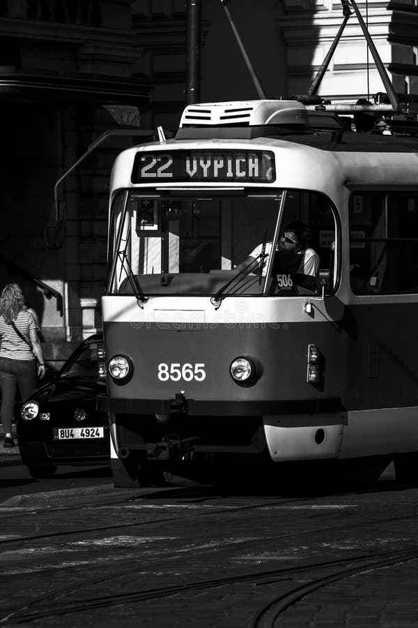 Praga Czechia maggio 2025 : Foto in bianco e nero del traffico di Praga immagini stock libere da diritti