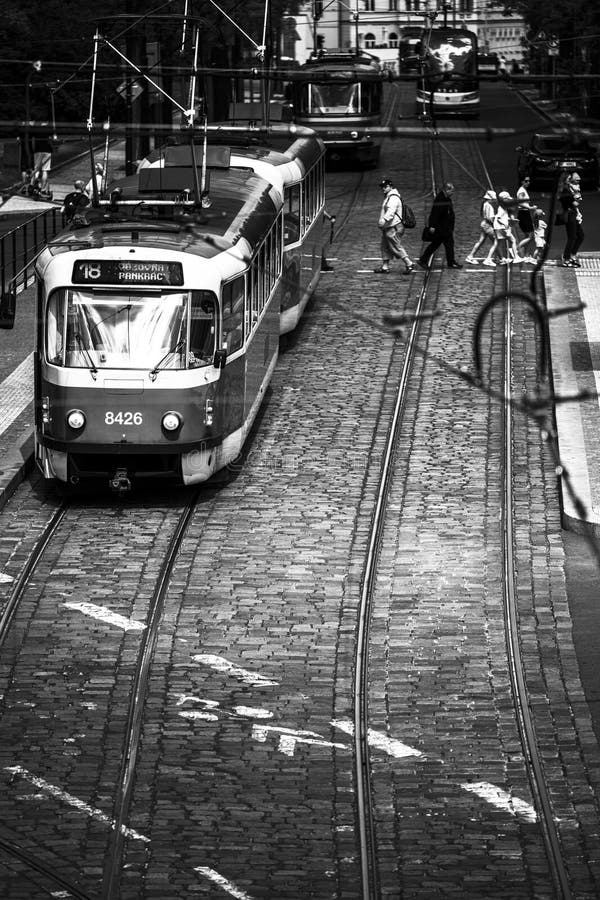 Praga Czechia maggio 2025 : Foto in bianco e nero del traffico di Praga fotografia stock