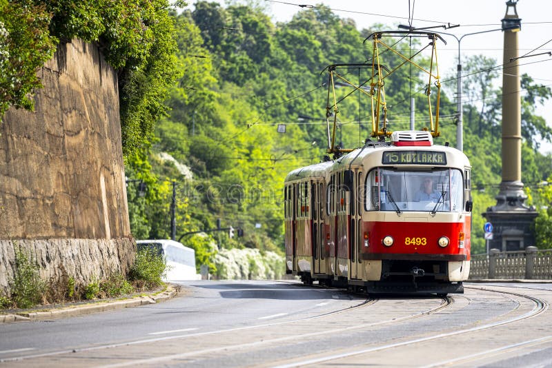 Praga Czechia maggio 2025 : Tram nel centro di Praga fotografia stock libera da diritti
