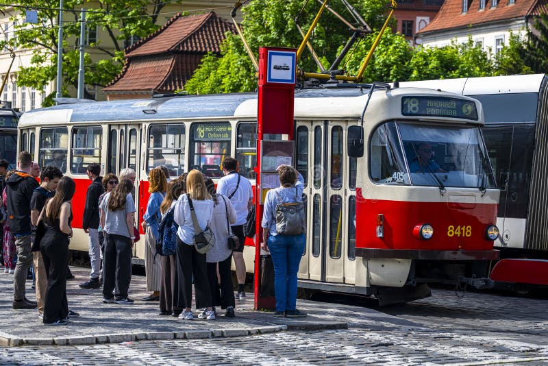 Praga Czechia maggio 2025 : Tram nel centro di Praga fotografia stock libera da diritti
