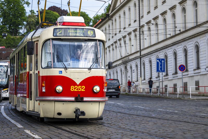 Praga Czechia maggio 2025 : Tram nel centro di Praga fotografia stock libera da diritti