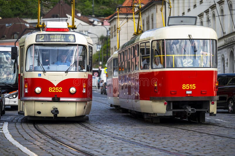 Praga Czechia maggio 2025 : Tram nel centro di Praga fotografia stock libera da diritti