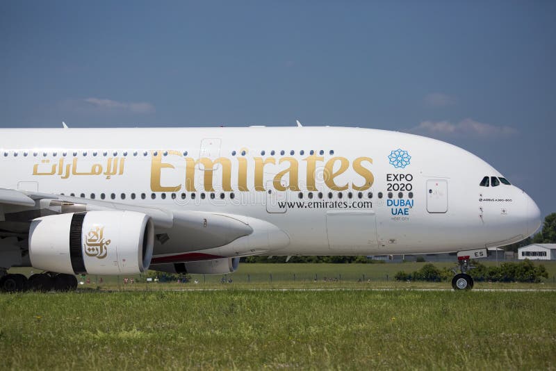 PRAGA - 1 de julio de 2015: Emiratos Airbus A380 en Vaclav Havel Airport Prague el 1 de julio de 2015 foto de archivo PRAGA - 1 de julio de 2015: Emiratos Airbus A380 en Vaclav Havel Airport Prague el 1 de julio de 2015 foto de archivo
