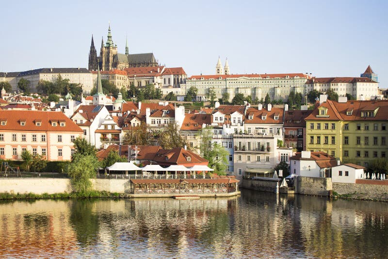 Praga lata kolorowy pejzaż miejski Republika Czech w lecie zdjęcia stock