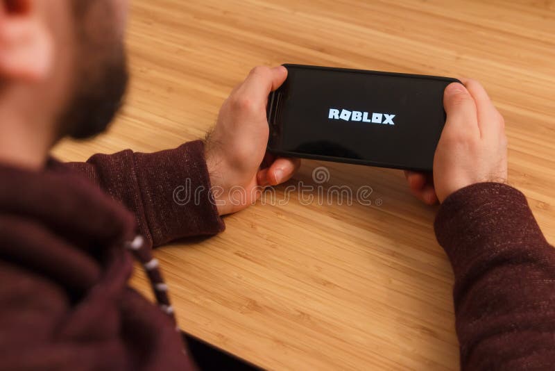 Logotipo Roblox Na Tela Do Smartphone. Um Quadro Do Jogo Roblox Em