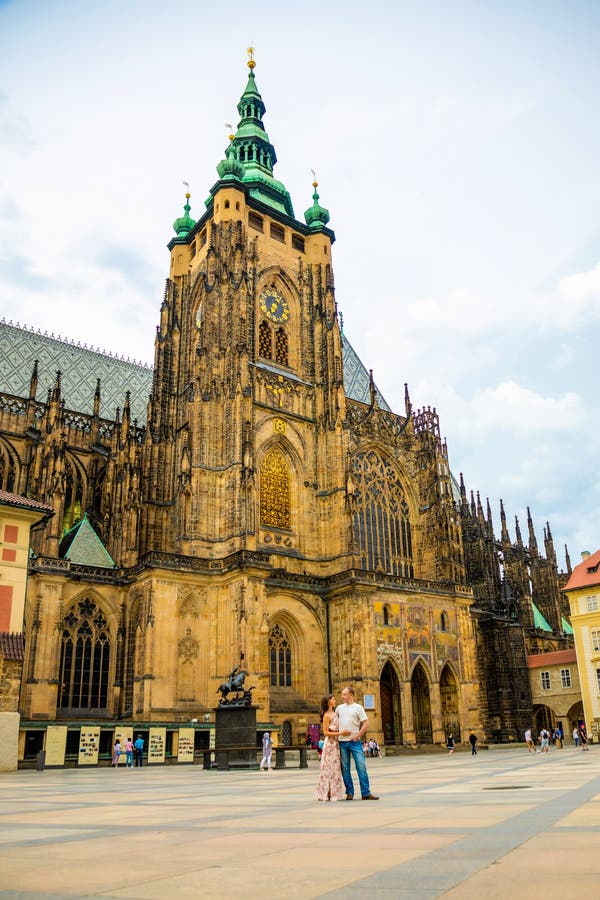 Praga, Rep?blica Checa - 16 07 2019: Pares jovenes que caminan en la ciudad vieja de Praga foto de archivo Praga, Rep?blica Checa - 16 07 2019: Pares jovenes que caminan en la ciudad vieja de Praga foto de archivo