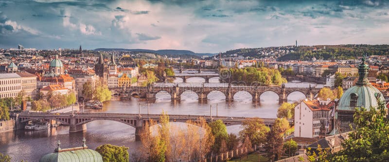 Praga, repubblica Ceca getta un ponte sull'orizzonte con il fiume storico della Moldava e di Charles Bridge annata