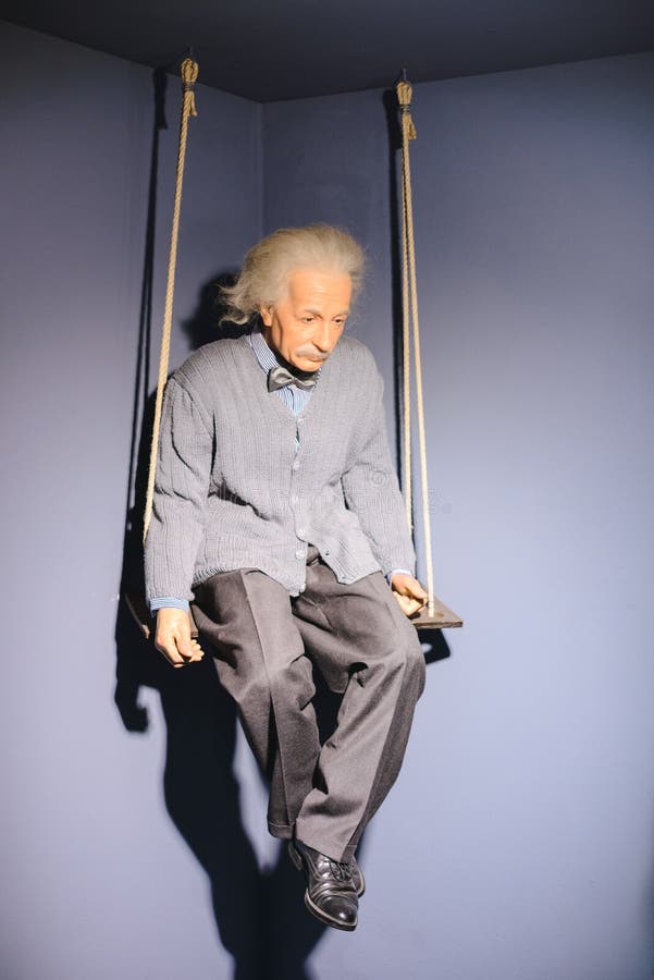 PRAGA, REPUBBLICA CECA - MAGGIO 2017: La figura di cera del fisico teorico Tedesco-nato Albert Einstein nella signora Tussaud Mus immagine stock PRAGA, REPUBBLICA CECA - MAGGIO 2017: La figura di cera del fisico teorico Tedesco-nato Albert Einstein nella signora Tussaud Mus immagine stock