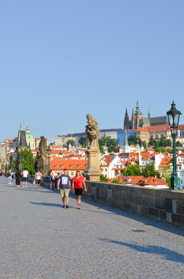 Praga, republika czech - Czerwiec 27th 2019: Turyści na pięknym Charles moście w centrum Czeski kapitał Praga kasztel wewnątrz obraz stock Praga, republika czech - Czerwiec 27th 2019: Turyści na pięknym Charles moście w centrum Czeski kapitał Praga kasztel wewnątrz obraz stock