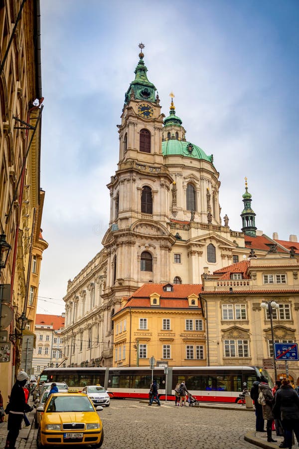 Praga, republika czech - 6 01 2019: Kościół Saint Nicolas Mikulase lub kostel svateho, widok od mostecka ulicy z fotografia stock Praga, republika czech - 6 01 2019: Kościół Saint Nicolas Mikulase lub kostel svateho, widok od mostecka ulicy z fotografia stock
