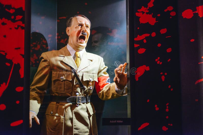 PRAGA, republika czech - MAJ 2017: Adolf Hitler statua w Madame Tussaud muzeum w Praga Madame Tussaud muzeum jest muzeum obrazy royalty free PRAGA, republika czech - MAJ 2017: Adolf Hitler statua w Madame Tussaud muzeum w Praga Madame Tussaud muzeum jest muzeum obrazy royalty free
