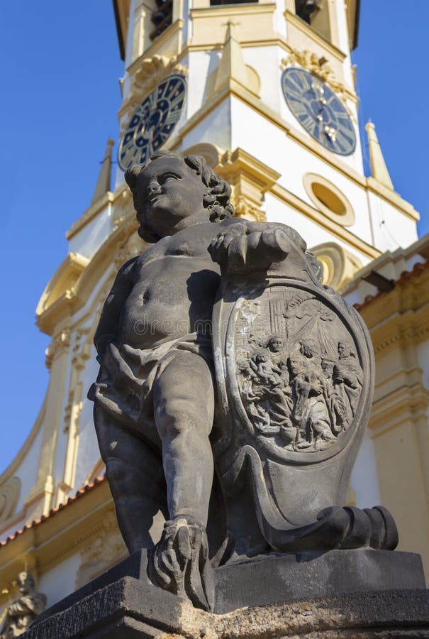 PRAGA, republika czech - PA?DZIERNIK 14, 2018: Barokowy anio? przed fasad? Loreto ko?ci?? - projektuj?cy Kilian Ignac 1772 obrazy stock PRAGA, republika czech - PA?DZIERNIK 14, 2018: Barokowy anio? przed fasad? Loreto ko?ci?? - projektuj?cy Kilian Ignac 1772 obrazy stock